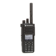 Motorola MOTOTRBO™ DP4800e UHF MDH56RDN9VA1AN - čelní pohled na radiostanici s krátkou laděnou anténou