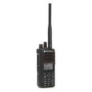 Motorola MOTOTRBO™ DP4800e VHF, model MDH56JDN9VA1AN, provedení se standardní širokopásmovou VHF anténou
