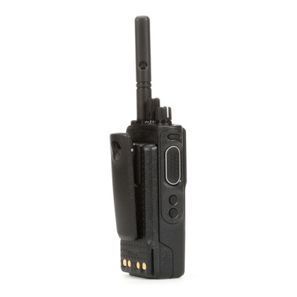 Přenosná digitální radiostanice Motorola MOTOTRBO™ DP4400e UHF - pohled ze zadu