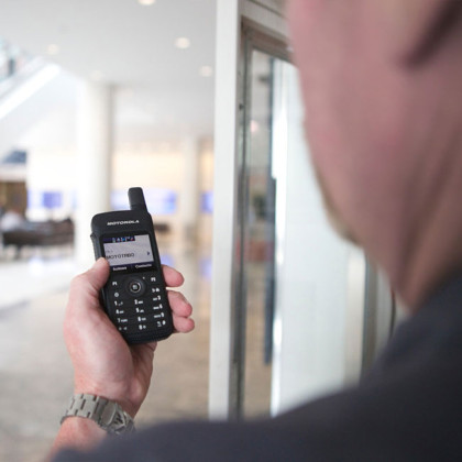 Motorola MOTOTRBO™ SL4010e - přenosná digitální DMR radiostanice model MDH81QCN9TA2AN - při použití
