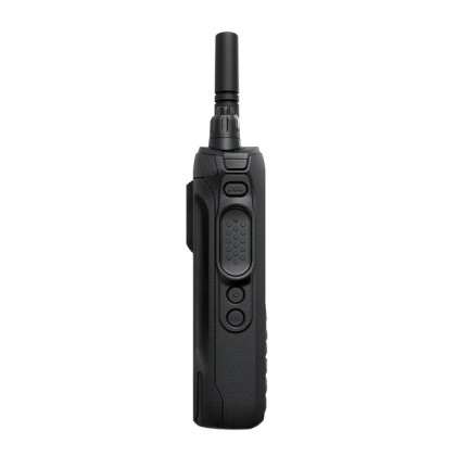 Radiostanice Motorola MOTOTRBO™ R7 FKP Premium UHF, BT, WiFi, GNSS model MDH06RDN9XA2AN - pohled z boku při použití tenké LiIon baterie