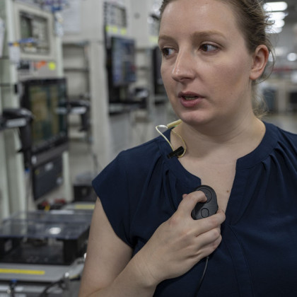 PMLN8401 Bezdrátová BT audio sada WP300 s průhledným zvukovodem pro radiostanice Motorola R7 a R5 při používání