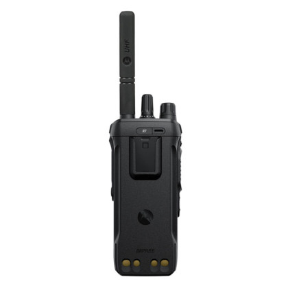 Ruční radiostanice Motorola MOTOTRBO™ R7 NKP Premium UHF, BT, WiFi, GNSS - pohled na zadní stranu