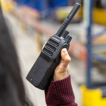 Motorola MOTOTRBO™ R2 - přenosná digitální radiostanice - při provozu
