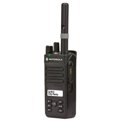 Motorola DP2600 s krátkou anténou, pohled na boční konektor