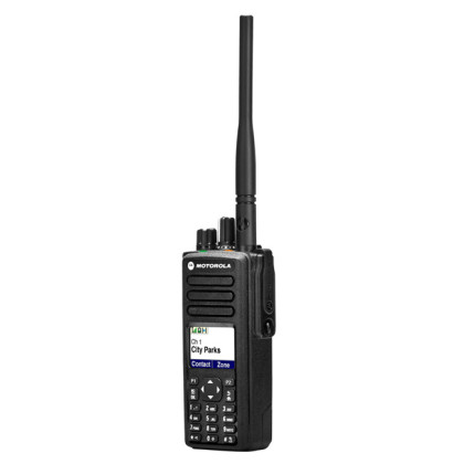 Motorola DP4801 VHF - digitální radiostanice, pohled z boku