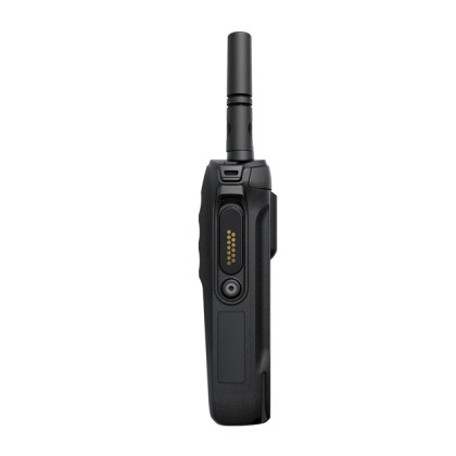 Radiostanice Motorola MOTOTRBO™ R7 NKP Capable UHF, BT, WiFi, GNSS v provedení s tenkou baterií př pohledu z boku