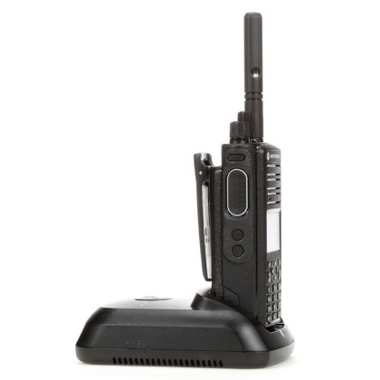 Motorola DP4801e UHF ve stolním nabíječi