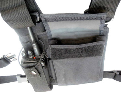 HLN6602 Nylonové univerzální náprsní pouzdro - detail s radiostanicí Motorola GP řady