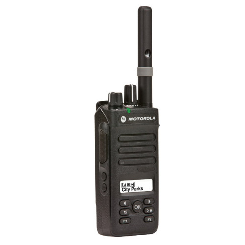 Motorola DP2600 UHF s krátkou anténou, pohled na PPT a funkční tlačítka