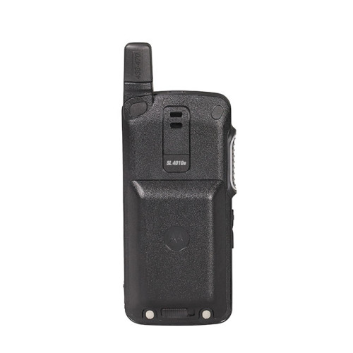 Motorola MOTOTRBO™ SL4010e - přenosná digitální DMR vysílačka model MDH81QCN9TA2AN - pohled na zadní stranu