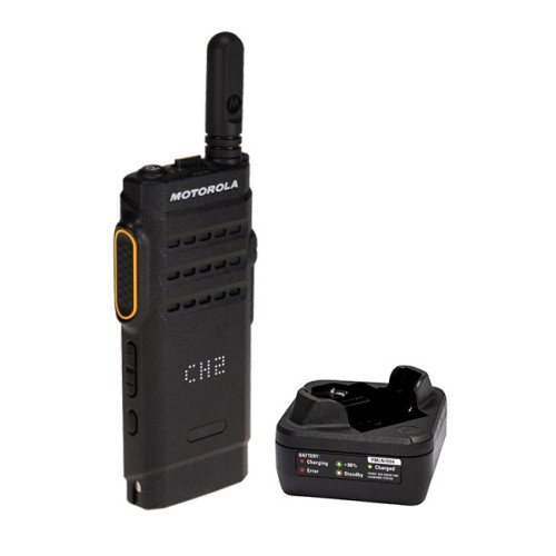 Motorola MOTOTRBO™ SL1600 UHF - profesionální tenká radiostanice se stolním nabíječem - čelní pohled