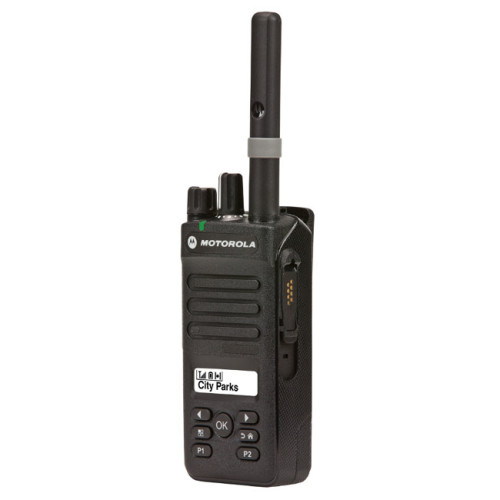 Motorola DP2600 s krátkou anténou, pohled na boční konektor