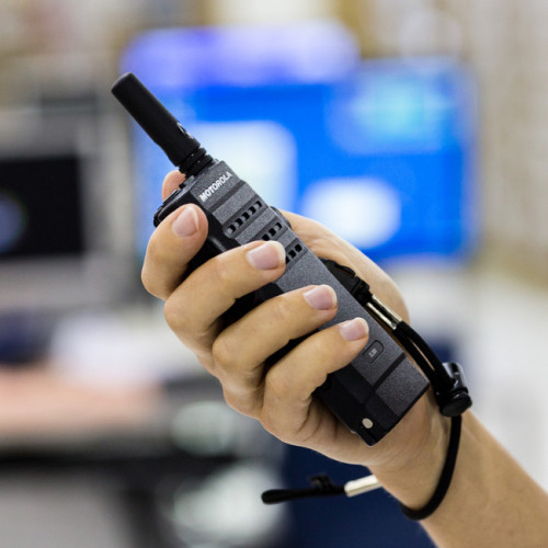 PMLN6074 Poutko na zápěstí spolu s radiostanicí Motorola SL1600