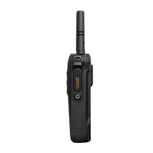 Radiostanice Motorola MOTOTRBO™ R7 NKP Capable UHF, BT, WiFi, GNSS v provedení s tenkou baterií př pohledu z boku