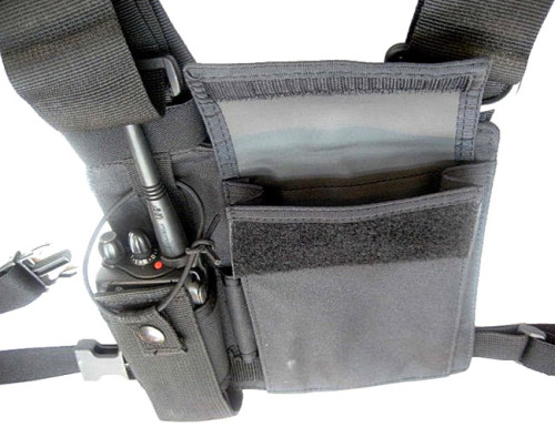 HLN6602 Nylonové univerzální náprsní pouzdro - detail s radiostanicí Motorola GP řady